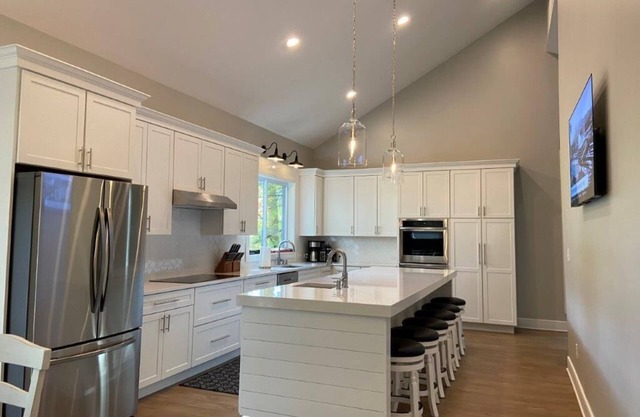 Beautiful Home in Toftrees. Located 2.5 miles from PSU campus and Beaver Stadium
