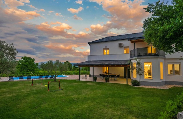 Beautiful home in Zmijavci with WiFi