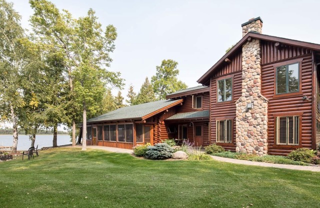 Beautiful Home just 25' from shoreline of Leech Lake just 5 minutes from Walker