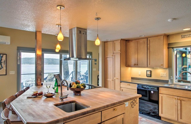 Beautiful Home on Hood Canal w/Hot Tub & Dock!
