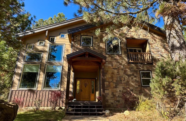 Beautiful home on the River- Hot Tub! - 5 minutes from downtown McCall