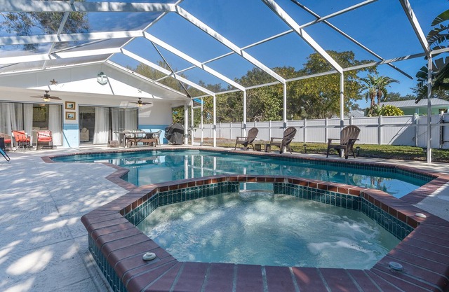 Beautiful home- Private getaway-Heated Pool/HotTub Close to IMG