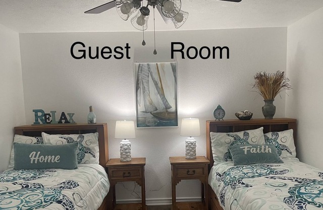 Beautiful Home Sleeps 4 Completely Renovated Fully Furnished New Smart TV Wi-Fi