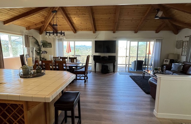 Beautiful Home In The Middle Of Wine Country with incredible sunsets, WiFi,