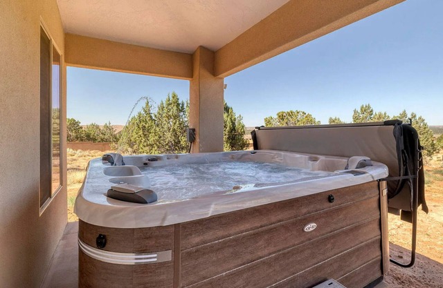 Beautiful home with spectacular views of the red cliffs. Minutes to Zion park