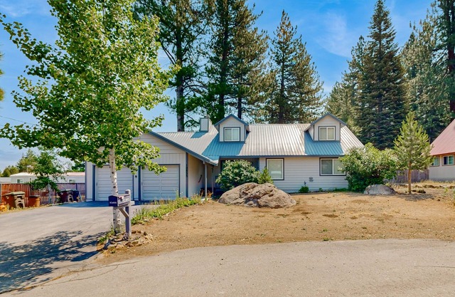 Beautiful home with enclosed yard, modern appliances, & WiFi