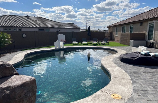 Beautiful home with Heated Pool, Outdoor Bar, Spring Training, Golf
