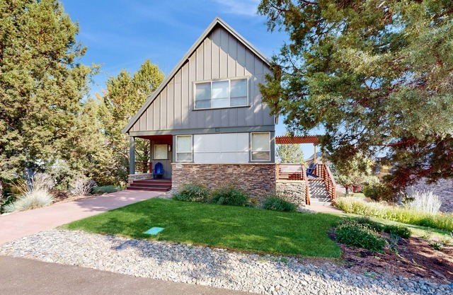 Beautiful home with resort amenities, Hot Tub, WiFi, fireplace, patio, and A/C
