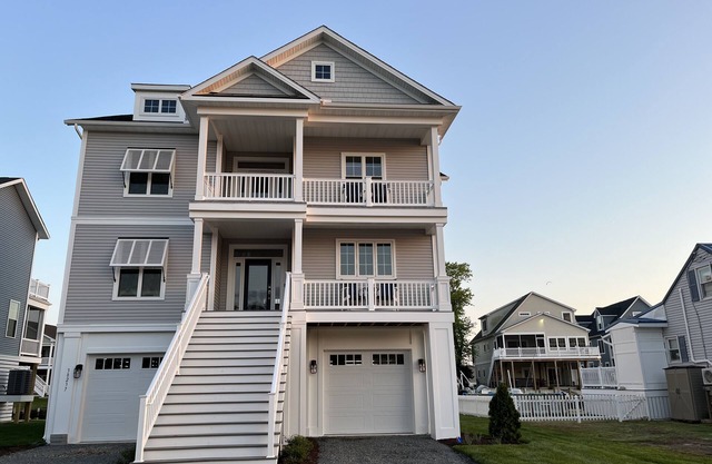 Beautiful home with elevator and amazing views! Kayaks, Fire Pit and more!