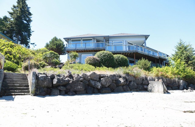 Beautiful Hood Canal Home at the Water's Edge-Sweeping Views and Sandy Beach