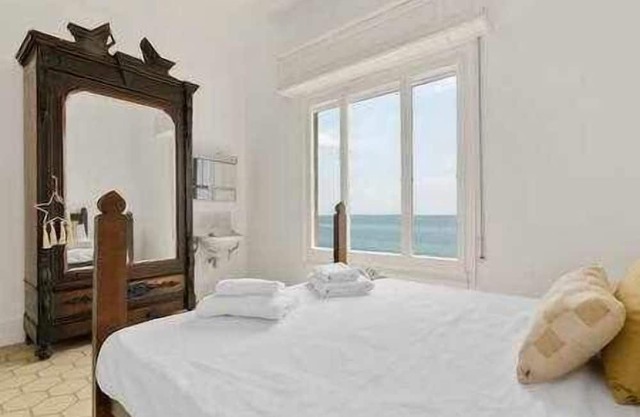 Beautiful house front line beach, amazing views