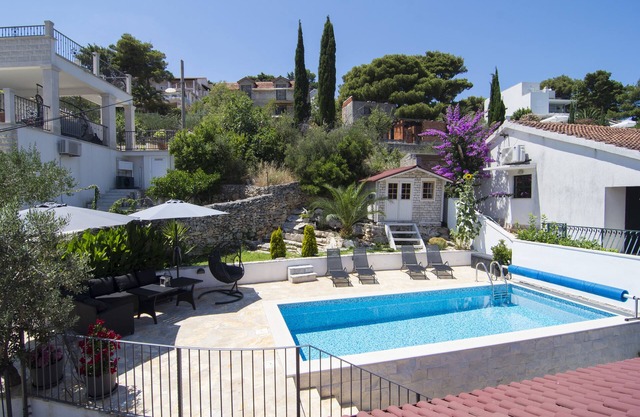 Beautiful house 5 meters from the sea (Splitska, Brač) with heating pool