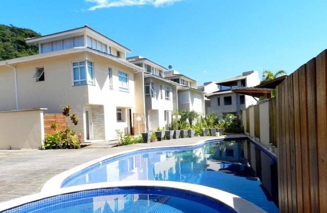 BEAUTIFUL HOUSE CAMBURY Gated Community 5 Bedrooms 300mts from the Beach, Camburi, S.Sebastião
