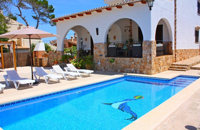 Beautiful house on a large plot. Property with private pool close to the beach, sea view, A/C, W-LAN