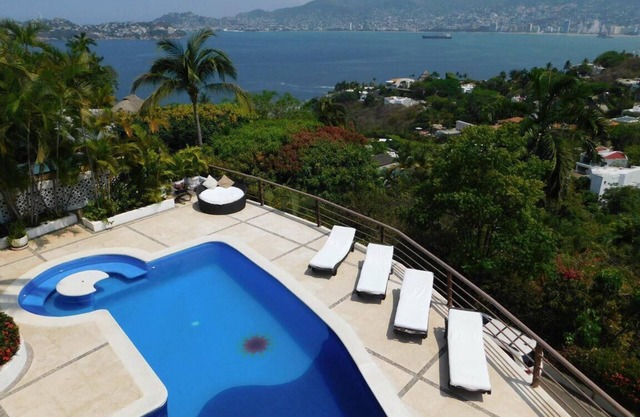 Beautiful house in Las Brisas with a double terrace and ocean view.