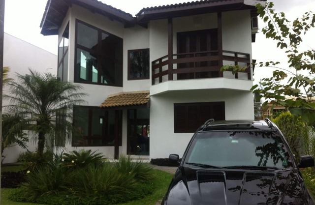 Beautiful house, in the condominium Hanga Roa in bertioga !