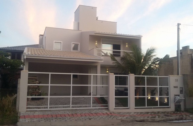 Beautiful house in the center of Garopaba and 100 meters from the central beach.
