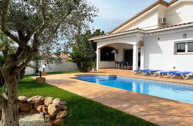 Beautiful house of high standing of 220 m 2 facing south with private pool