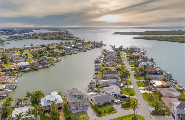 Beautiful house on the bay, 5 minutes from keewaydin island in boat!