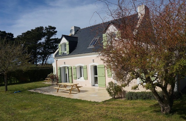 Beautiful house on the wild coast in Donnant