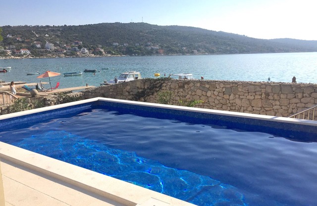 Beautiful house, seafront, swimming-pool, 25km from Split Airport