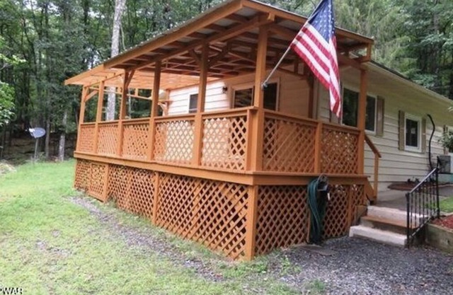Beautiful house tucked away in woods by the lake, Pet friendly, sleeps 6!