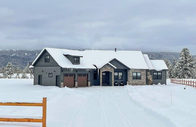 Beautiful house w/2 gas fireplaces, private hot tub, grill & mountain views