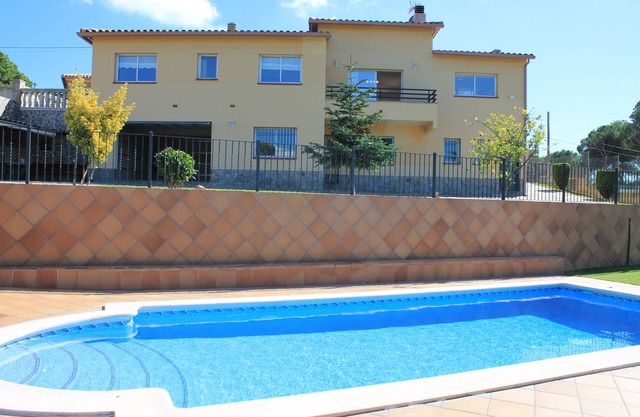Beautiful house with pool and barbecue! Ideal for your vacation.