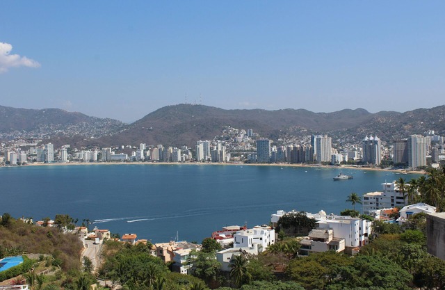 Beautiful House w/Gorgeous view to the Bay/At Brisas/Housekeeping and Cook.