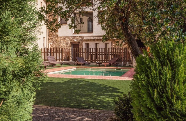 Beautiful house with 5 bedrooms with garden, pool and barbecue.