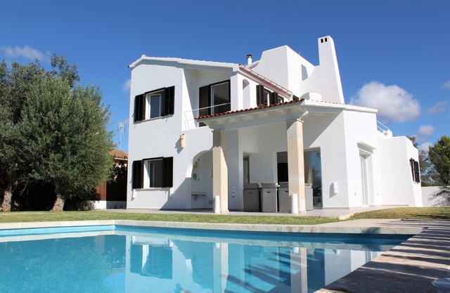 Beautiful house with pool near the sea in quiet residential area