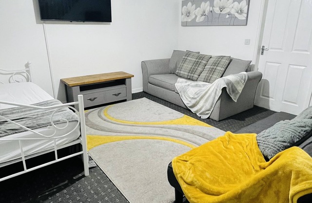 Beautiful house with free parking,near to city centre