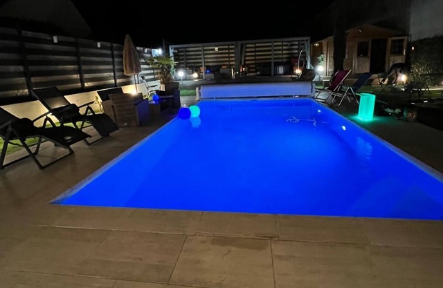 Beautiful house with heated pool and jacuzzi 10 minutes from downtown