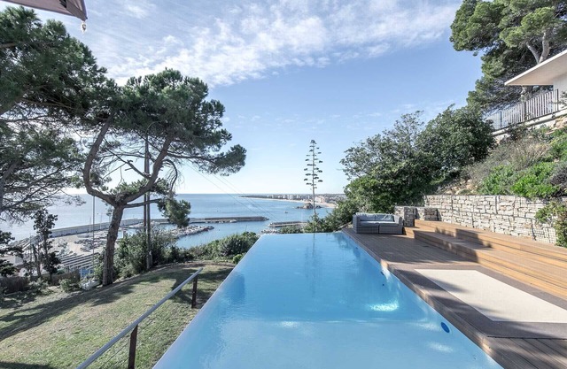 Beautiful house with infinity pool with ocean view