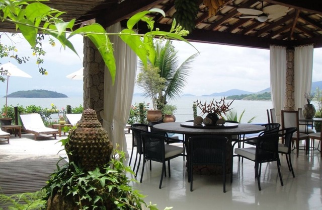 Beautiful House With Private Beach On Island