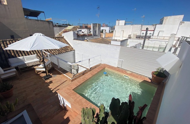Beautiful house with pool in the historic center.