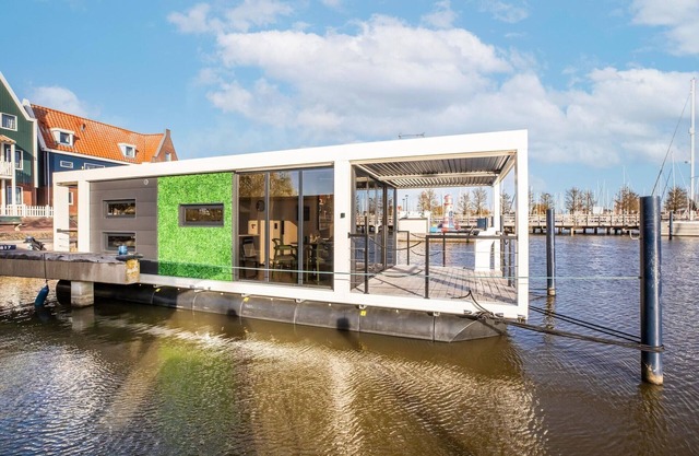 Beautiful houseboat with shared pool