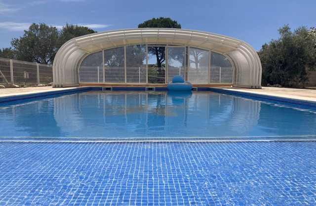 Beautiful independent villa on a very large garden with large swimming pool