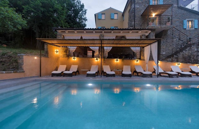 Beautiful Istiran villa for up to 12 guests with private pool