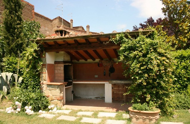 Beautiful apartment for 4 people with pool, WIFI, TV, pets allowed and parking, close to Cortona