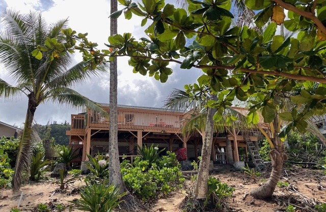 Beautiful Ke Iki Beach Front 2 Bedroom 2 Bath with HOT TUB