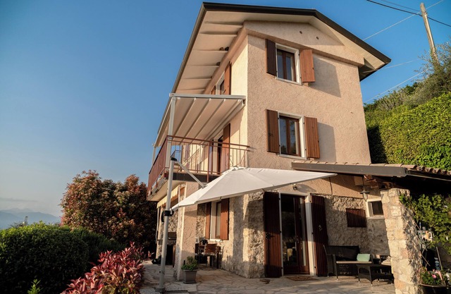 BEAUTIFUL LAKE OF GARDA VIEW, surrounded by greenery, WI-FI and AIR CONDITIONING included.