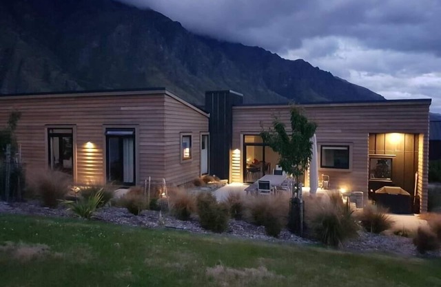 Beautiful Lake and Alpine Views - Queenstown