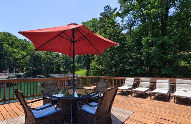 Beautiful Lake Front Home With Private Dock!.