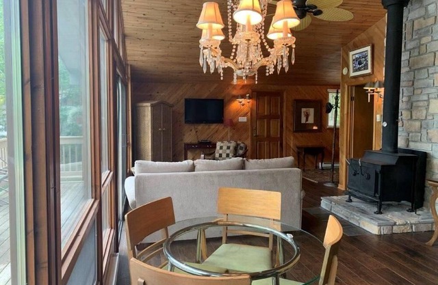 Beautiful lake front chalet 10 minutes from Mont Tremblant