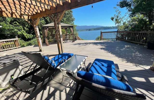 Beautiful Lake front Vacation Home Lake Quinault,WA