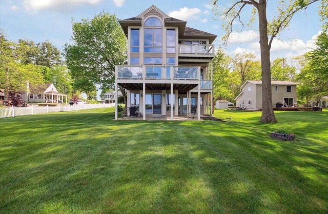 Beautiful Lake Front House on Clark Lake with a Large Yard! Sleeps 20+