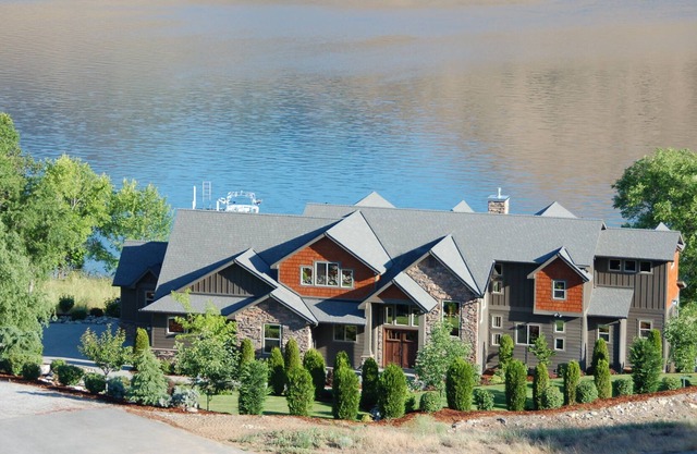 Beautiful Lake Front Vacation Home--Sleeps 11