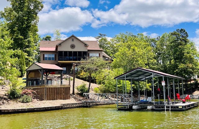 Beautiful Lake Home, Amazing Views, Full Kitchen/Bar on Lake Shore, Private Cove