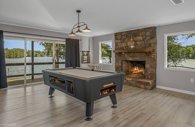Beautiful lake house with game room. Dog friendly